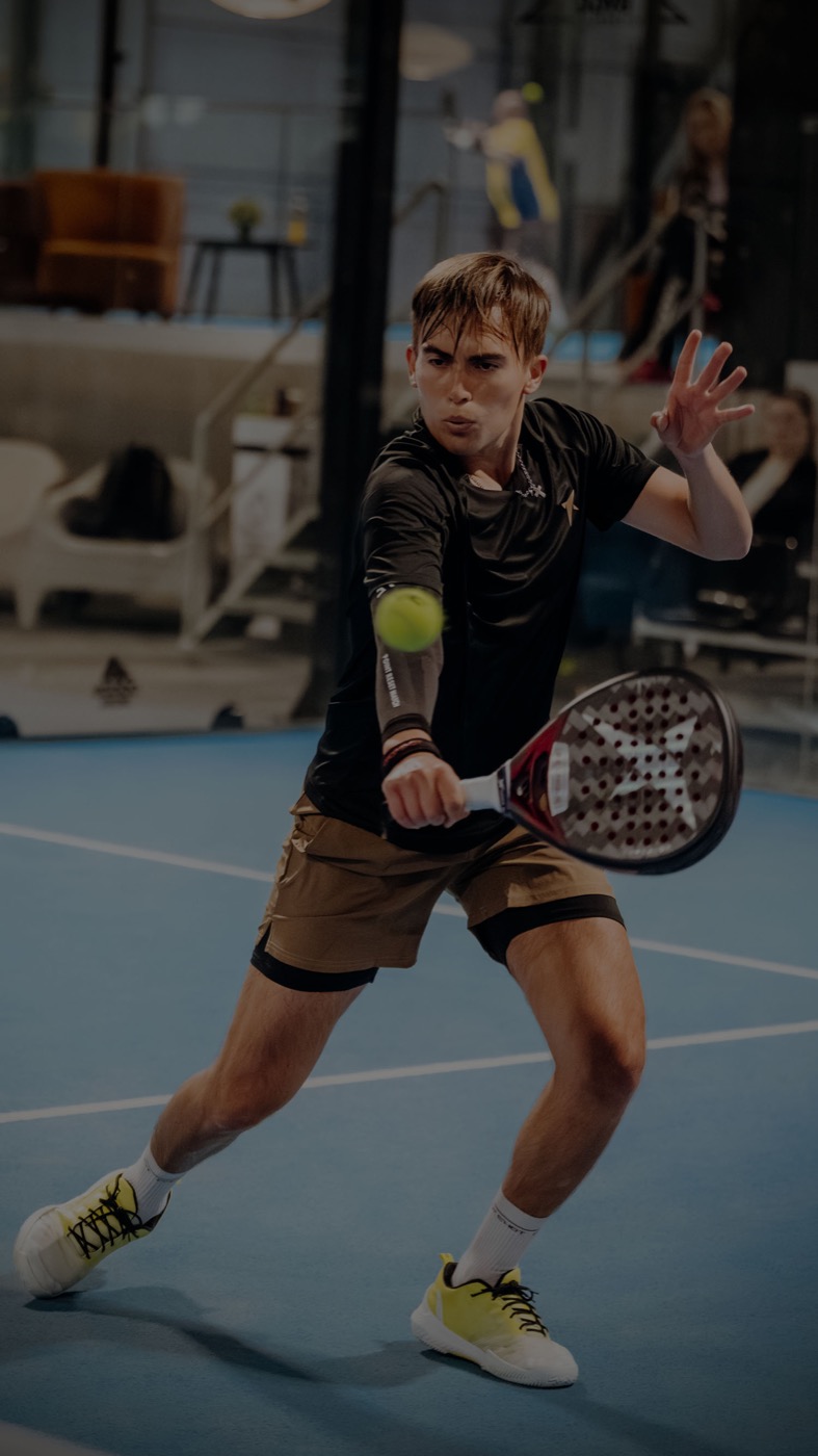 Spelare slår en forehand på banan hos Helsingborg Padel